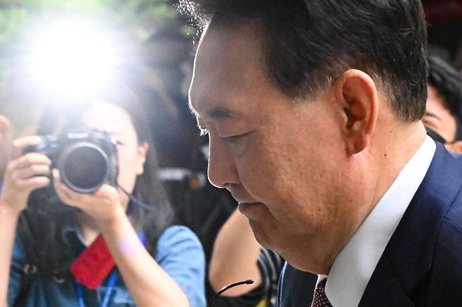 윤석열 전 대통령이 지난 3일 서울 서초구 서울중앙지방법원에서 열린 우두머리 혐의·직권남용 권리행사 방해 혐의 사건 9차 공판에 출석하고 있다. [사진기자협회]