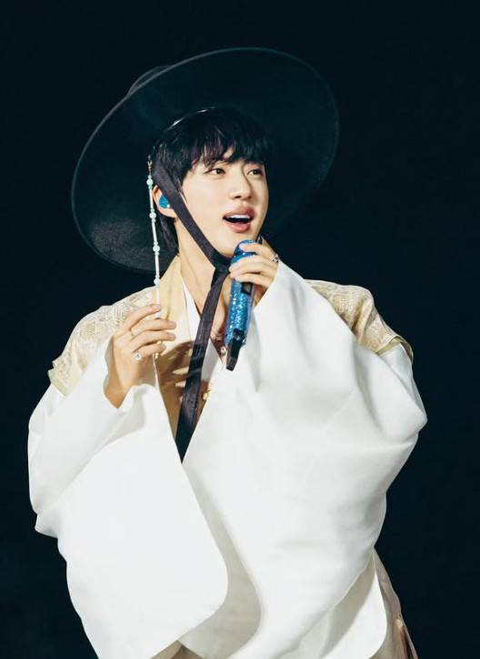 사진=방탄소년단 진 공식 계정