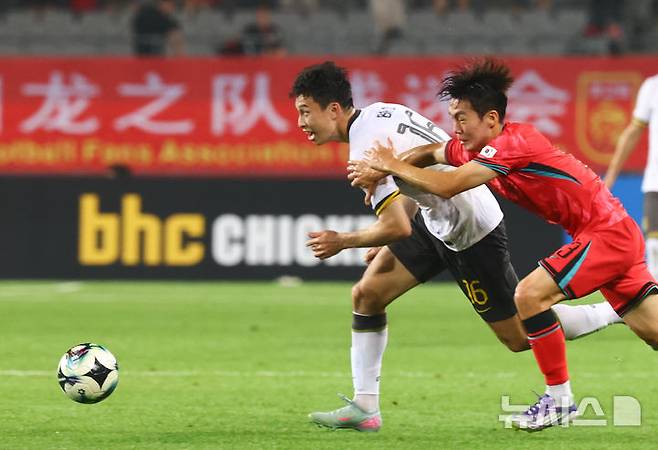 [용인=뉴시스] 박주성 기자 = 7일 경기 용인 미르스타디움에서 열린 2025 EAFF(동아시아축구연맹) E-1 챔피언십(동아시안컵) 한국 대 중국과 경기, 한국 이태석이 중국 바둔과 볼 경합을 하고 있다. 2025.07.07. park7691@newsis.com