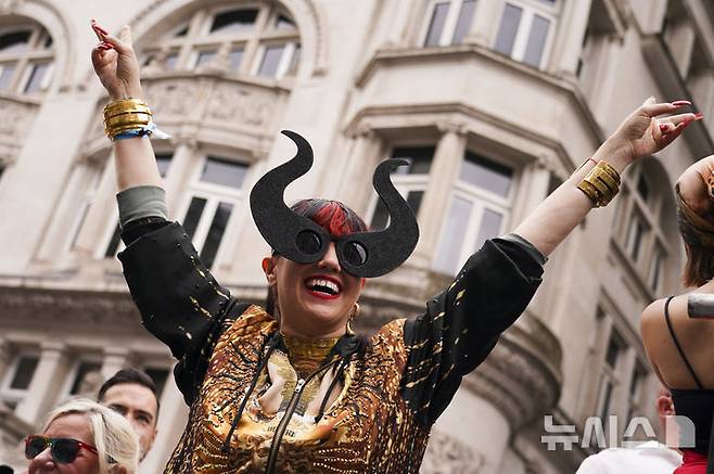 [런던=AP/뉴시스] 런던 소호에서 열린 2025 프라이드 퍼레이드 중 한 참가자가 트럭 위에서 춤을 추고 있다. 2025.07.05.