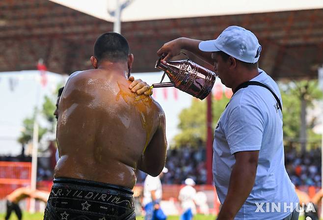 [에디르네=신화/뉴시스] 5일(현지 시간) 튀르키예 에디르네에서 열린 제664회 오일 레슬링 대회에 참가한 참가자가 몸에 올리브 오일을 바르고 있다.대회에 참가한 참가자들은 상의를 벗고 가죽바지만 착용한 채 온몸에 올리브 오일을 발라야 한다. 상대의 등이 바닥에 닿으면 승리한다. 2025.07.07.