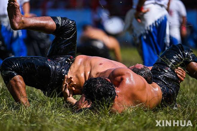 [에디르네=신화/뉴시스] 5일(현지 시간) 튀르키예 에디르네에서 열린 제664회 오일 레슬링 대회에서 참가자들이 경쟁하고 있다.대회에 참가한 참가자들은 상의를 벗고 가죽바지만 착용한 채 온몸에 올리브 오일을 발라야 한다. 상대의 등이 바닥에 닿으면 승리한다. 2025.07.07.