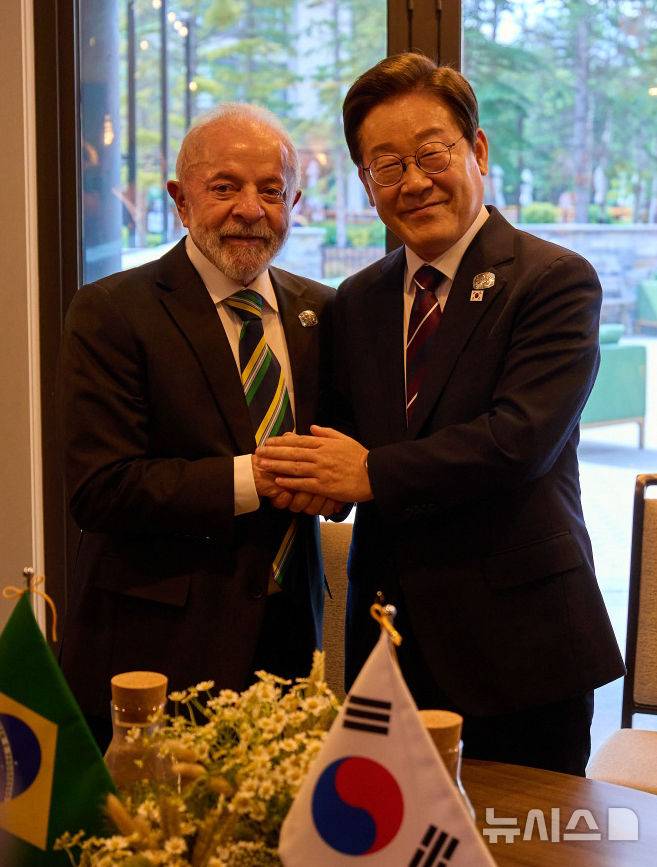 [카나나스키스(캐나다)=뉴시스] 최진석 기자 = 이재명 대통령이 17일(현지 시간) 캐나다 앨버타주 카나나스키스 주요 7개국(G7) 정상회의장에서 루이스 이나시우 룰라 다 시우바 브라질 대통령과 한-브라질 정상회담에 앞서 기념촬영을 하고 있다. (공동취재) myjs@newsis.com 2025.07.08.