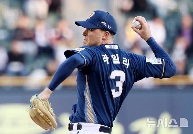 [서울=뉴시스] 김진아 기자 = 24일 오후 서울 송파구 잠실야구장에서 열린 2025 KBO리그 NC 다이노스와 LG 트윈스의 경기, NC 선발 라일리가 역투하고 있다. 2025.04.24. bluesoda@newsis.com