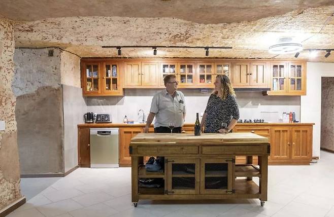 [서울=뉴시스] 폭염을 피해 지하 4m 깊이에 주택을 짓고 사는 호주 가족이 온라인상에서 화제다. (사진=더 미러 갈무리) 2025.07.08 *재판매 및 DB 금지