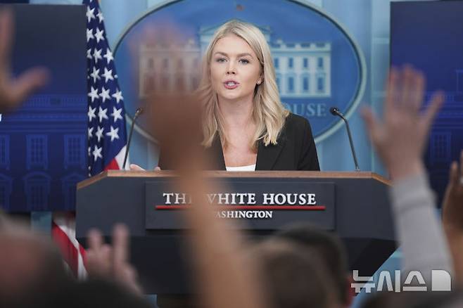 [워싱턴=AP/뉴시스] 캐롤라인 레빗 백악관 대변인이 7일(현지 시간) 백악관에서 브리핑을 하며 질문을 받고 있다. 2025.07.08.