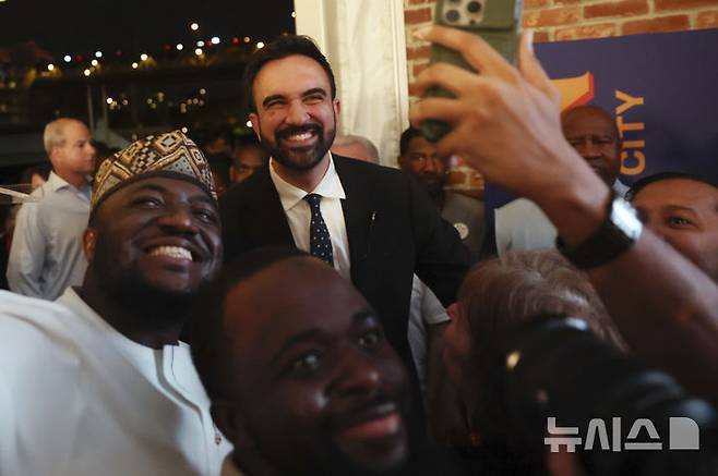 [뉴욕=AP/뉴시스]미 뉴욕시장 민주당 경선에서 승리한 33살의 진보주의자 조란 맘다니가 지난달 25일(현지시각) 지지자들과 사진을 찍고 있다. 좌파 인사인 맘다니의 부상에는 뉴욕 백만장자들의 지지가 큰 역할을 하고 있다. 2025.7.8.