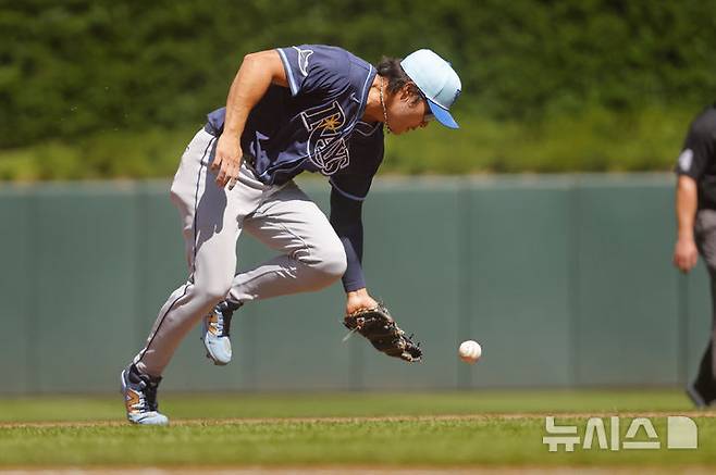 [미니애폴리스=AP/뉴시스] 탬파베이 레이스 유격수 김하성이 4일(현지 시간) 미 미네소타주 미니애폴리스 타깃필드에서 열린 2025 메이저리그 미네소타 트윈스와의 경기 2회 말 로이스 루이스에게 내야 안타를 허용하고 있다. 부상 복귀 후 첫 경기를 치른 김하성은 3타수 1안타 1도루를 기록했고, 탬파베이는 9회 말 끝내기 1점 홈런을 허용하며 3-4로 패했다. 2025.07.05.