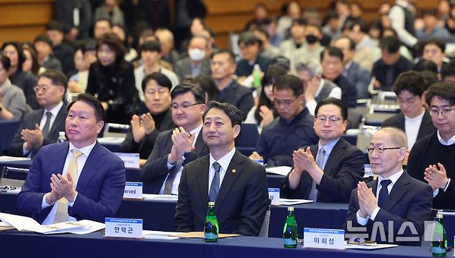 [서울=뉴시스] 김진아 기자 = 최태원(앞줄 왼쪽부터) 대한상의 회장, 안덕근 산업통상자원부 장관, 이회성 CF연합 회장이 31일 서울 중구 대한상공회의소에서 열린 '제7회 탄소중립과 에너지 정책 세미나'에 참석해 있다. 2025.03.31. bluesoda@newsis.com