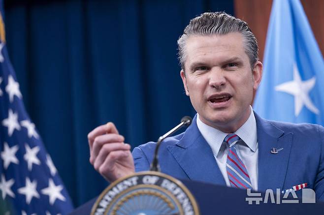 [워싱턴=AP/뉴시스] 피트 헤그세스 미국 국방장관이 지난달 26일(현지 시간) 워싱턴 국방부 청사에서 기자회견하고 있다. 2025.07.08.
