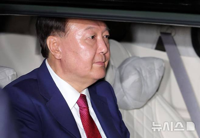 [서울=뉴시스] 홍효식 기자 = 윤석열 전 대통령이 5일 오후 서울 서초구 서울고등검찰청에 마련된 내란특검 사무실에서 2차 대면 조사를 마친 뒤 귀가하고 있다. 2025.07.06. yesphoto@newsis.com
