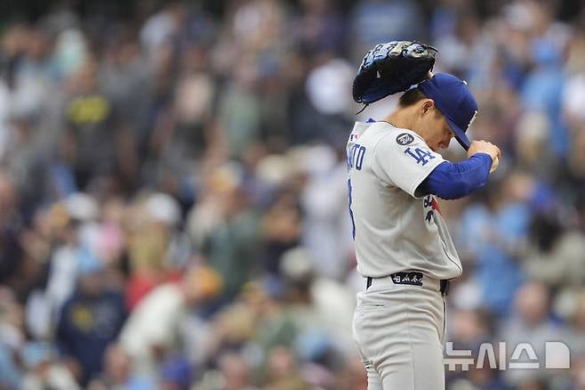 [밀워키=AP/뉴시스] 미국 메이저리그(MLB) LA 다저스의 선발 투수 야마모토 요시노부가 8일(한국 시간) 미국 위스콘신주 밀워키 아메리칸 패밀리 필드에서 열린 밀워키 브루어스와의 2025 MLB 경기에 선발 등판해 모자를 고쳐 쓰고 있다. 2025.07.08