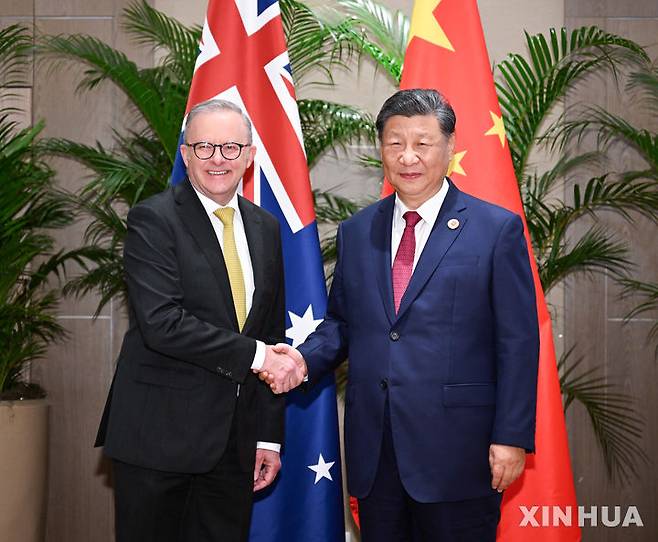 [리우데자네이루=신화/뉴시스] ﻿﻿앤서니 앨버니지 호주 총리(왼쪽)가 조만간 중국 베이징을 방문해 중국 기업이 임대 중인 다윈항 운영권 회수 문제를 논의할 예정인 것으로 전해졌다. 사진은 지난해 11월18일 앨버니지 총리와 시진핑 중국 국가주석이 브라질 리우데자네이루에서 회담에 앞서 악수하는 모습. 2025.07.08