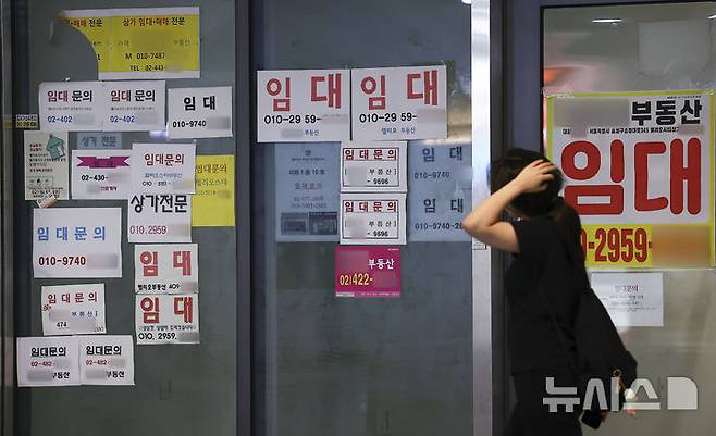 [서울=뉴시스] 김근수 기자 = 서울 송파구의 한 종합상가 점포 앞에 임대 안내문이 붙어 있다. 2025.07.06.