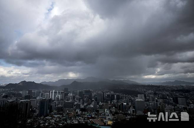 [서울=뉴시스] 정병혁 기자 = 사진은 지난해 11월 26일 서울 중구 남산에서 바라본 서울 하늘에 먹구름이 가득 끼어있는 모습. 2024.11.26. jhope@newsis.com