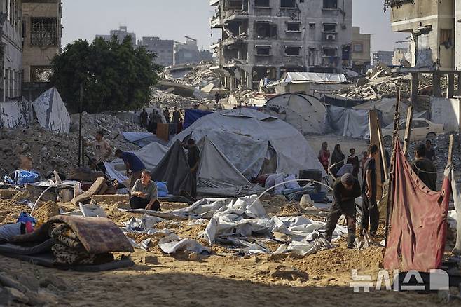 [가자시티=AP/뉴시스] 28일(현지 시간) 가자지구 가자시티 피란민 천막촌에서 이스라엘의 공습을 받은 팔레스타인 난민들이 천막 잔해를 정리하고 있다. 2025.07.08.