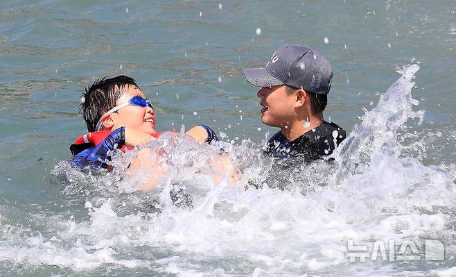 [서귀포=뉴시스] 우장호 기자 = 8일 오전 제주 서귀포시 법환 해녀체험장에서 제주도교육청과 해녀·해군기동함대사령부가 협동해 강정초등학교 학생들에게 '제주형 생존수영' 교육을 하고 있다. 이번 생존수영 교육은 법환 어촌계 해녀, 해군 해난구조대(SSU)가 함께하는 전국 최초의 프로그램으로 서귀포시 관내 초등학교 5~6학년 학생 100여명(3개교)을 대상으로 8월15일까지 운영된다. 2025.07.08. woo1223@newsis.com