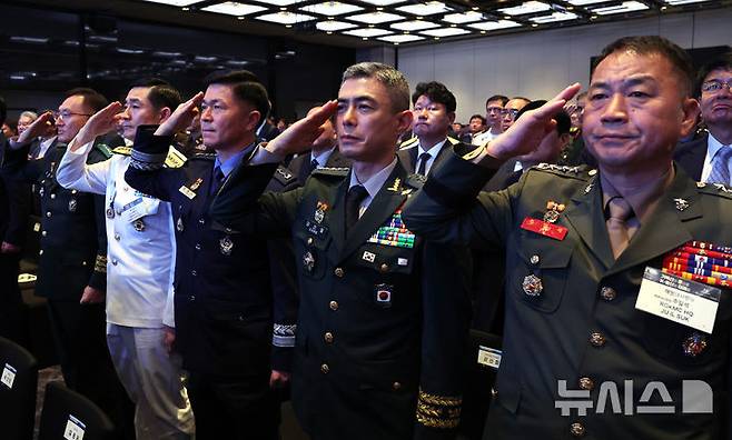 [서울=뉴시스] 이영환 기자 = 고창준(왼쪽부터) 육군참모총장 직무대리, 양용모 해군참모총장, 이영수 공군참모총장, 강신철 한미연합군사령부 부사령관, 주일석 해병대 사령관이 8일 오전 서울 용산구 그랜드 하얏트 서울 그랜드볼룸에서 열린 제1회 방위산업의 날 기념식에 참석해 국민의례를 하고 있다. 2025.07.08. 20hwan@newsis.com