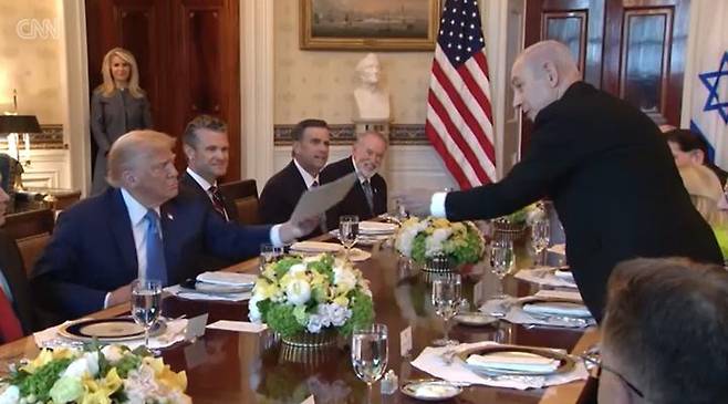 [서울=뉴시스] 베냐민 네타냐후 이스라엘 총리(오른쪽)이 7일 백악관에서 도널드 트럼프 대통령과 만찬을 갖기에 앞서 노벨평화상 추천서를 담은 봉투를 건네고 있다.(출처: CNN 방송 화면 캡처) 2025.07.08. *재판매 및 DB 금지