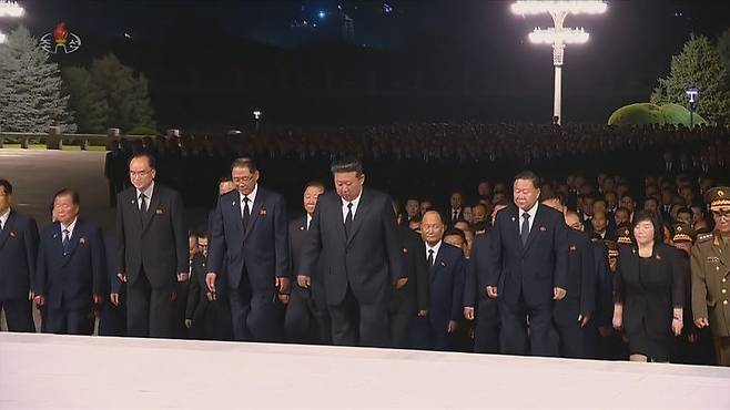 [서울=뉴시스] 김정은 북한 국무위원장이 8일 김일성 주석 사망 31주기를 맞아 금수산태양궁전을 참배하기 위해 입장하고 있다. 김 위원장은 이날 0시 금수산태양궁전을 찾았으며 박태성, 최룡해, 조용원 등 당 중앙위원회 정치국 상무위원 및 당정 간부 등이 동행했다. (사진=조선중앙TV 캡쳐) 2025.07.08. photo@newsis.com *재판매 및 DB 금지