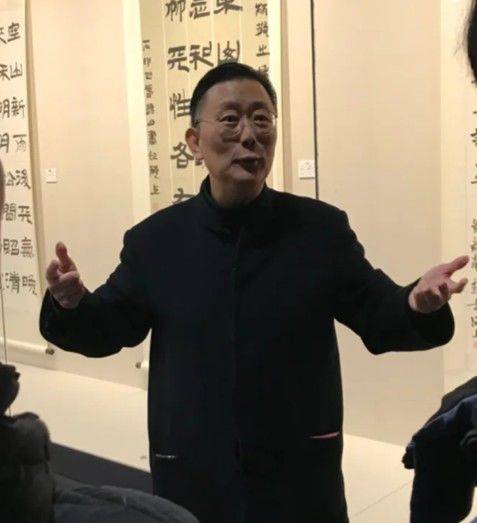 션지아신 부주석. 국가 1급 미술사로 상하이시 서예가협회 부주석, 상하이시 소장협회 부회장, 중국 문화부 예술품평가위원회 서화 감정위원, 베이징대학 서예예술연구소 객원교수, 푸단대 중화 고서 보호연구원, 푸단 대학 문물보호혁신 연구원 특채교수, 상하이 중의약대학 겸임교수, 상하이 대학 박물관 고급 감정 고문, 상하이 미술관 서화 평가 감정위원, 유해비(刘海粟)미술관 예술 위원회 위원.2008년 일본에 가서 당나라 왕위 (王维)의 ‘강산에 설도’를 감정했다. *재판매 및 DB 금지