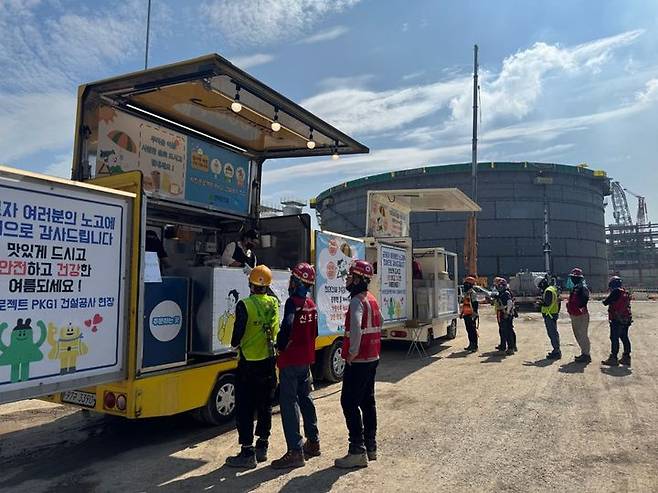 [울산=뉴시스] S-OIL 울산공장이 무더위에 지친 직원들을 위해 운영 중인 커피차 (사진=S-OIL 울산공장 제공) photo@newsis.com *재판매 및 DB 금지