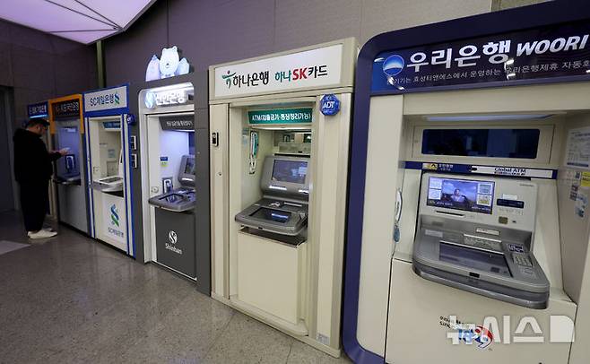 [서울=뉴시스] 김진아 기자 = 지난달 5대 시중은행의 가계대출이 1조8000억원 가량 증가한 것으로 나타났다. 가계대출 폭증세는 한풀 꺾였지만, 토지거래허가구역(토허제) 해제 기간 동안 주택 거래가 급증한 만큼 4월 가계대출이 다시 고개들 것이라는 우려가 나오고 있다. 2일 KB국민, 신한, 하나, 우리, NH농협은행 등 5대 시중은행의 가계대출 잔액은 지난달 말 기준 738조5511억원으로 전월 대비 1조7992억원 늘어났다. 사진은 2일 시중은행 ATM기. 2025.04.02. bluesoda@newsis.com