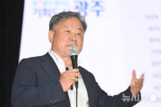 [광주=뉴시스] 이영주 기자 = 김성진 광주미래차모빌리티진흥원장이 8일 오후 광주 동구 전일빌딩245에서 열린 '새정부에 바란다-광주의 미래, AI·모빌리티 정책포럼'에 참여해 'AI 엔진을 단 미래차 산업:광주의 글로벌 경쟁력 강화 전략'을 주제로 발표하고 있다. 2025.07.08. leeyj2578@newsis.com