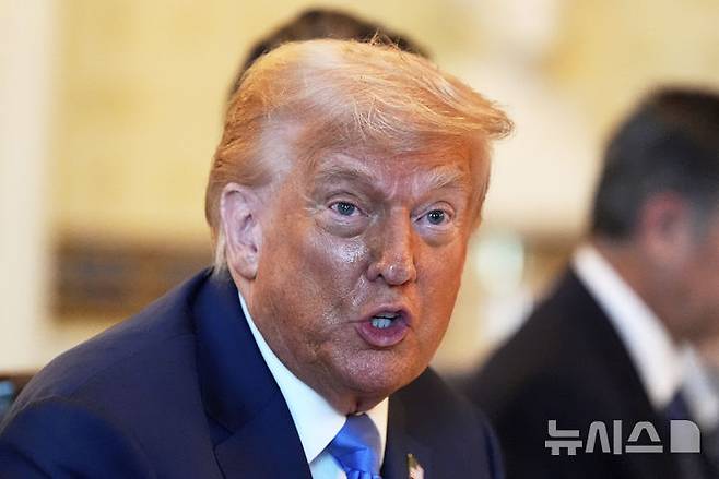 [워싱턴=AP/뉴시스] 도널드 트럼프 미국 대통령이 7일(현지 시간) 워싱턴DC 백악관에서 베냐민 네타냐후 이스라엘 총리와 만찬에 앞서 발언하고 있다. 트럼프 대통령이 이날 발송한 1차 '관세 서한' 대상국엔 한국을 포함한 아시아 동맹과 신흥국이 대거 포함됐다. 2025.07.08.