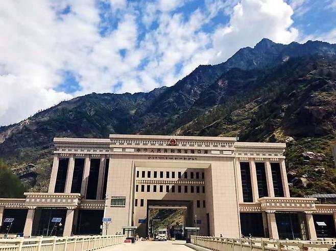 [서울=뉴시스]중국과 네팔 접경지역인 티베트자치구 지룽 지역에서 8일 오전 산사태가 발생해 17명이 실종됐다. 산사태가 발생한 지룽 국경출입구의 모습. <사진출처: 바이두> 2025.07.08