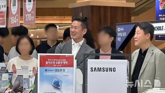 [서울=뉴시스] 이돈태 롯데지주 디자인전략센터장(왼쪽)과 남창희 롯데하이마트 대표이사가 8일 오후 서울 은평구 롯데하이마트 은평롯데몰점을 방문했다.