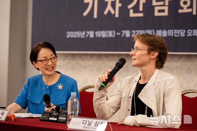 [서울=뉴시스]문훈숙 유니버설발레단 단장(왼쪽)과 발레리노 다닐 심킨이 8일 서울 광진구 유니버설아트센터에서 열린 2025 예술의전당&유니버설발레단 '백조의 호수' 기자간담회에서 질문에 답하고 있다. (사진=ⓒ유니버설발레_Lyeowon Kim 제공)