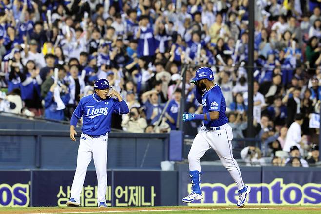 [서울=뉴시스] 프로야구 삼성 라이온즈 디아즈가 4월17일 잠실구장에서 열린 2025 신한 쏠뱅크 KBO리그 LG 트윈스와의 경기에서 홈런을 터트린 뒤 베이스를 돌고 있다. (사진=삼성 라이온즈 제공) 2025.04.17. *재판매 및 DB 금지