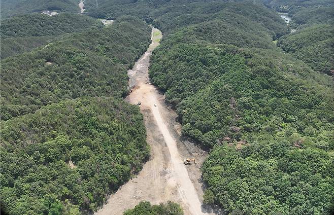 울주군 삼동면 대규모 불법 개발행위 축구장 7개 면적의 불법 개발행위가 3년째 이뤄진 울산광역시 울주군 삼동면 불법 사토 현장. 울주군이 이달들어 행위자 고발 등 강력한 대응에 나서기로 했다. [울주군 제공]
