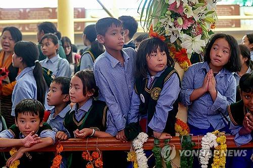 달라이 라마 90세 생일 축하하는 티베트 어린이들 [AFP 연합뉴스 자료사진. 재판매 및 DB 금지]