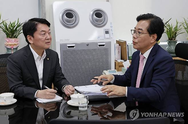 (서울=연합뉴스) 박동주 기자 = 국민의힘 송언석 비상대책위원장 겸 원내대표(오른쪽)와 국민의힘 혁신위원장으로 내정된 안철수 의원이 2일 오후 국회 본청 원내 대표실에서 만나 대화하고 있다. 2025.7.2 [공동취재] pdj6635@yna.co.kr 연합뉴스
