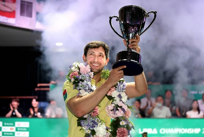 마르티네스가 7일 경기도 고양시 '고양 킨텍스 PBA 스타디움'에서 열린 '하나카드 PBA 챔피언십' 결승에서 조재호를 누르고 우승한 뒤 트로피를 들고 기뻐하고 있다. PBA