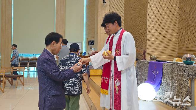 영성형성아카데미 참가자들이 성찬예식에 참여하고 있다. 송주열 기자