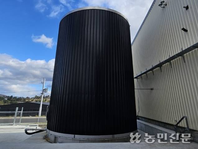 호주 태즈메이니아 그린뱅크스 증류소의 술지게미 처리·보관 시설. 술지게미는 액체 형태로 보관해 농장으로 배송된다.