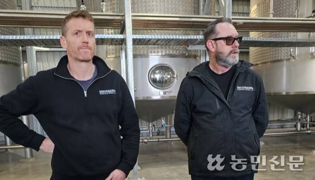 호주 태즈메이니아 그린뱅크스 증류소에서 새로운 순환 구조를 만들고 있는 휴 록스버그 대표(왼쪽)와 존 슬래터리 헤드디스틸러.