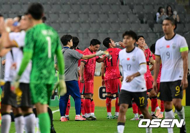 [OSEN=용인, 조은정 기자]7일 경기 용인시 용인 미르 스타디움에서 2025 동아시아 축구연맹(EAFF) E-1 챔피언십(동아시안컵) 대한민국 남자 축구 대표팀과 중국의 개막전이 열렸다.한국은 중국과 첫 경기를 시작으로 11일 홍콩, 15일 일본과 격돌한다. 경기는 모두 용인에서 치러지며 3경기 성적에 따라 그대로 최종 순위가 결정된다.전반 양팀이 더운 날씨에 드링킹 브레이크를 갖고 있다. 2025.07.07 /cej@osen.co.kr