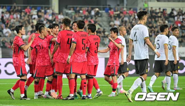 [OSEN=용인, 조은정 기자]7일 경기 용인시 용인 미르 스타디움에서 2025 동아시아 축구연맹(EAFF) E-1 챔피언십(동아시안컵) 대한민국 남자 축구 대표팀과 중국의 개막전이 열렸다.한국은 중국과 첫 경기를 시작으로 11일 홍콩, 15일 일본과 격돌한다. 경기는 모두 용인에서 치러지며 3경기 성적에 따라 그대로 최종 순위가 결정된다.후반 한국 김주성이 팀의 세 번째 골을 넣은 뒤 축하를 받고 있다. 2025.07.07 /cej@osen.co.kr