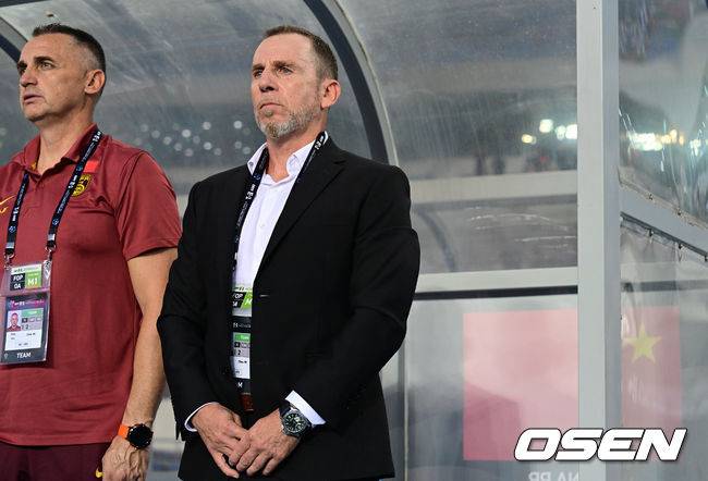 [OSEN=용인, 조은정 기자]7일 경기 용인시 용인 미르 스타디움에서 2025 동아시아 축구연맹(EAFF) E-1 챔피언십(동아시안컵) 대한민국 남자 축구 대표팀과 중국의 개막전이 열렸다.한국은 중국과 첫 경기를 시작으로 11일 홍콩, 15일 일본과 격돌한다. 경기는 모두 용인에서 치러지며 3경기 성적에 따라 그대로 최종 순위가 결정된다.중국 데얀 주르예비치 감독이 국가를 제창하고 있다. 2025.07.07 /cej@osen.co.kr