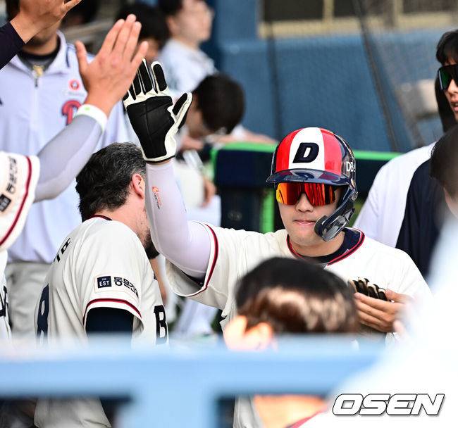 [OSEN=잠실, 지형준 기자] 25일 서울 잠실구장에서 2025 신한 SOL Bank KBO리그 두산 베어스와 NC 다이노스의 경기가 열렸다.이날 두산은 잭로그, 콜어빈, NC는 최성용을 선발로 내세웠다.5회말 1사 만루에서 두산 양석환이 임종성의 중견수 희생플라이에 역전 득점에 성공하며 동료선수들과 하이파이브를 하고 있다. 2025.05.25 /jpnews@osen.co.kr