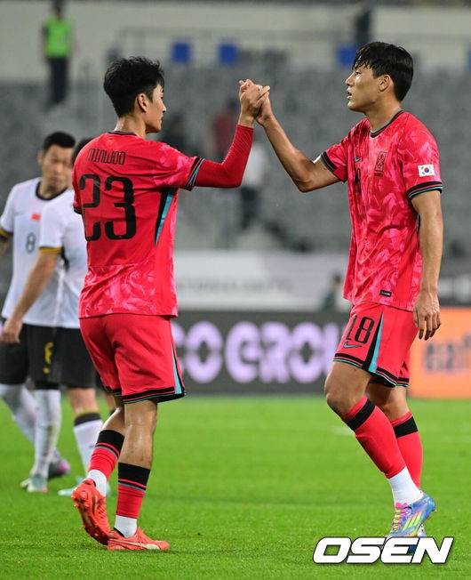 [OSEN=용인, 조은정 기자]2025년에도 '공한증'은 이어진다. 홍명보호가 무더위를 뚫고 시원한 대승을 거뒀다.&nbsp;홍명보 감독이 이끄는&nbsp;대한민국 축구대표팀은&nbsp;7일 오후 8시 용인 미르스타디움에서 열린&nbsp;2025&nbsp;동아시아축구연맹(EAFF) E-1 챔피언십(동아시안컵) 개막전에서 중국을 3-0으로 꺾었다.경기 종료 후 한국 서민우, 이호재가 승리를 기뻐하고 있다. 2025.07.07 /cej@osen.co.kr