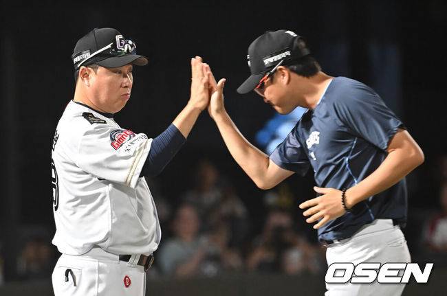 [OSEN=부산, 이석우 기자] 29일 부산 사직야구장에서 2025 신한 SOL 뱅크 KBO 리그 롯데 자이언츠와 KT 위즈의 경기가 열렸다. 홈팀 롯데는 박세웅이, 방문팀 KT는 쿠에바스가 선발 출전했다.롯데 자이언츠 김태형 감독이 KT 위즈에 10-5로 승리한 후 박세웅과 하이파이브를 하고 있다. 2025.06.29 / foto0307@osen.co.kr