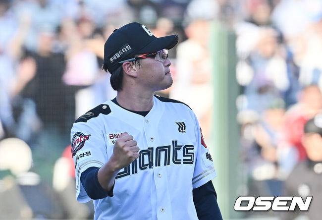 [OSEN=부산, 이석우 기자] 29일 부산 사직야구장에서 2025 신한 SOL 뱅크 KBO 리그 롯데 자이언츠와 KT 위즈의 경기가 열렸다. 홈팀 롯데는 박세웅이, 방문팀 KT는 쿠에바스가 선발 출전했다.롯데 자이언츠 선발 투수 박세웅이 5회초 2사 1,3루 KT 위즈 이정훈을 삼진으로 잡고 환호하고 있다. 2025.06.29 / foto0307@osen.co.kr