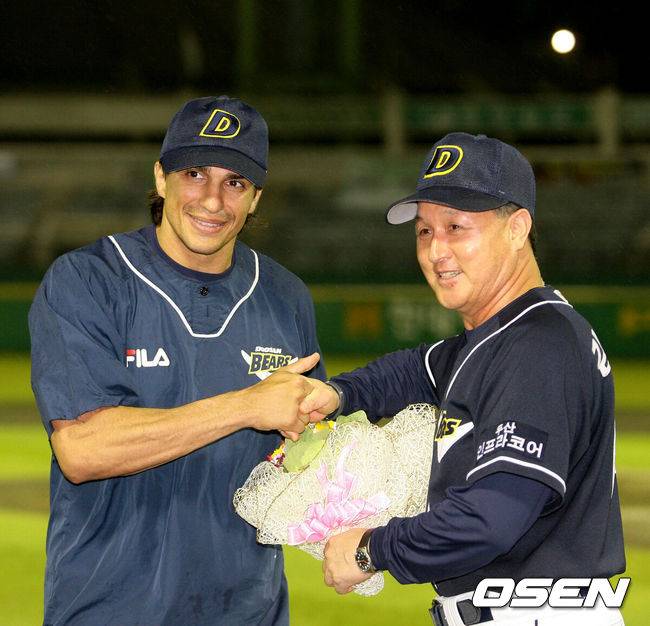 [OSEN=손용호 기자] 두산 다니엘 리오스가 20승을 달성한 뒤 김경문 감독의 축하를 받고 있다. 2007.09.20 / spjj@osen.co.kr