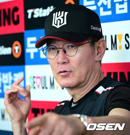 [OSEN=잠실, 지형준 기자] 4일 오후 서울 잠실구장에서 ‘2025 신한 SOL Bank KBO리그’ 두산 베어스와 KT 위즈의 경기가 열렸다.두산은 잭로그, KT는 오원석이 선발로 나섰다.통산 500승까지 단 1승만 남겨두고 있는&nbsp;KT 이강철 감독이 경기에 앞서 취재진과 이야기를 나누고 있다. 2025.07.04 /jpnews@osen.co.kr