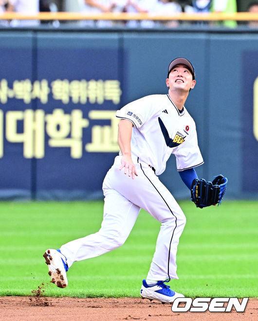 [OSEN=잠실, 지형준 기자] 6일 오후 서울 잠실구장에서 ‘2025 신한 SOL Bank KBO리그’ 두산 베어스와 KT 위즈의 경기가 열렸다.두산은 최승용, KT는 엔마누엘 데 헤이수스를 선발로 내세웠다.두산은 이날 2024시즌을 끝으로 은퇴를 선언한 김재호의 은퇴식을 개최한다. 은퇴식 테마는 ‘베어스 올타임 No.1 유격수 김재호’이다. 김재호는 은퇴선수 특별 엔트리를 통해 1군 엔트리에도 이름을 올렸다.&nbsp;1회초 김재호가 KT 김상수의 좌익수 플라이 타구를 쫓고있다. 2025.07.05 /jpnews@osen.co.kr